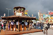 "Biermann´s Schnapsi Bar" Schnäpse, Longdrinks und Cocktails mitten in der Kreuzung Schaustellerstraße  / Ecke Staße 4 - neu vom "Beim Biermann" auf dem Oktoberfest 2016